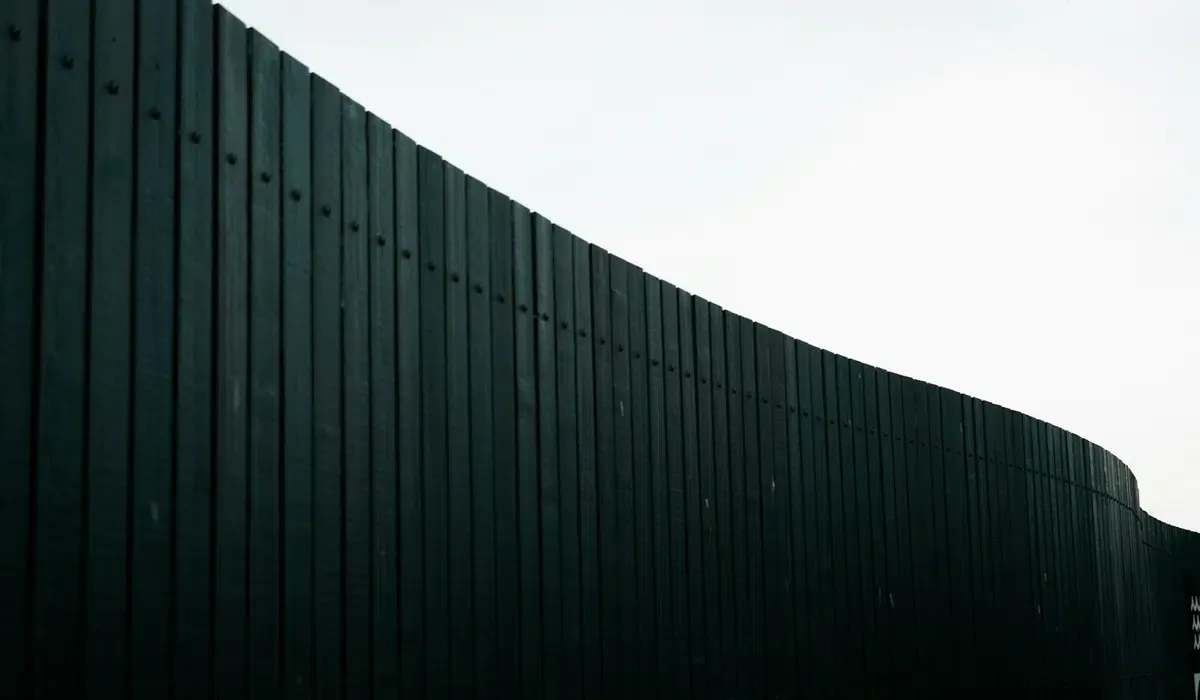 White-vs-Black-Fence-3.jpg.webp